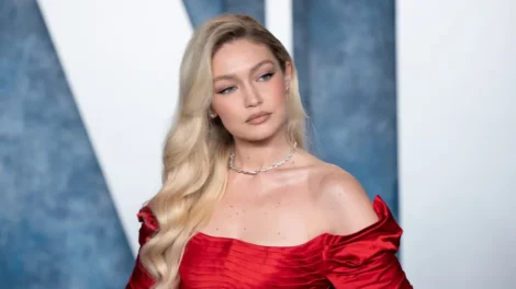 Gigi Hadid sobre menção nos emails de Epstein: "Ser humano repugnante"