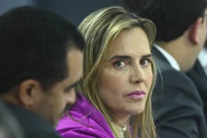 Governadora do DF pede aval da gestão Lula para empréstimo ao BRB