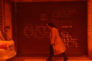 Grécia sob um manto vermelho: poeira do Saara transforma cidades; veja