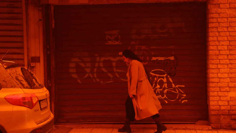 Grécia sob um manto vermelho: poeira do Saara transforma cidades; veja