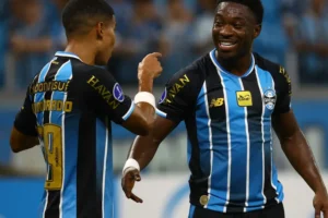Grêmio sofre contra novato argentino, mas marca no fim e vence 1ª na Sul-Americana