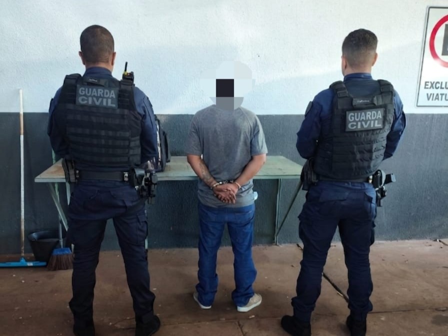 Homem com mandado de prisão é detido pela GCM após pedir
