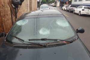 Homem em surto quebra veículos e agride Guarda Civil em Maringá