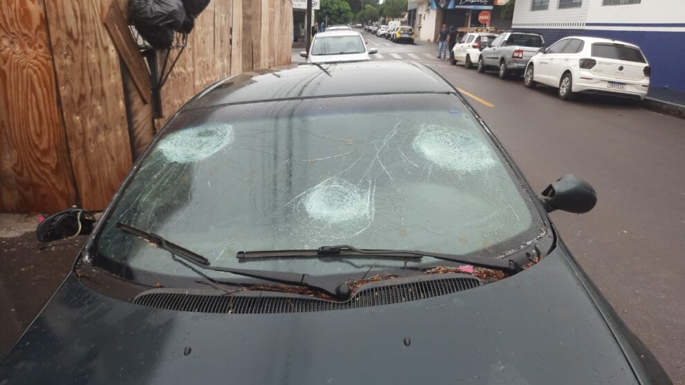 Homem em surto quebra veículos e agride Guarda Civil em Maringá