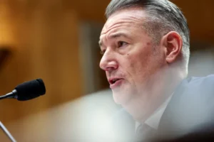 ICE: diretor responsável por plano de deportação de Trump pede demissão