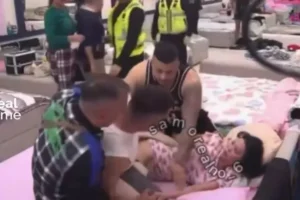 Imagens fortes: Participante tenta estrangular colega em reality ; veja