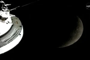 Imagens revelam momento em que astronautas batem recorde histórico