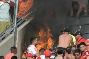 Incêndio em arquibancada marca clássico entre River e Boca; veja as fotos