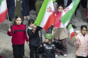 Irã recruta crianças e amplia frente de violações na guerra