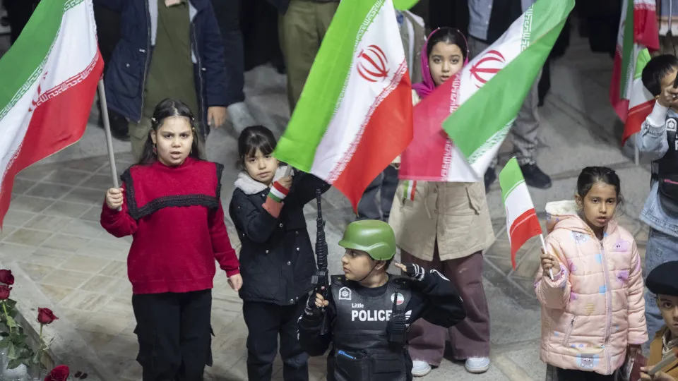 Irã recruta crianças e amplia frente de violações na guerra