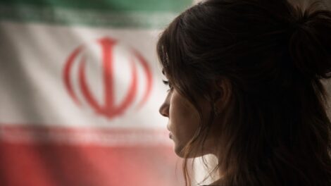 Iraniana refugiada em Maringá vive angústia à distância