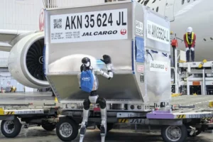 Japão testa robôs humanoides para transportar bagagens em aeroporto