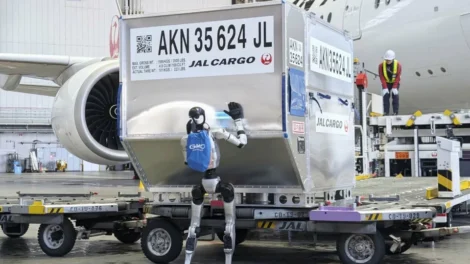 Japão testa robôs humanoides para transportar bagagens em aeroporto