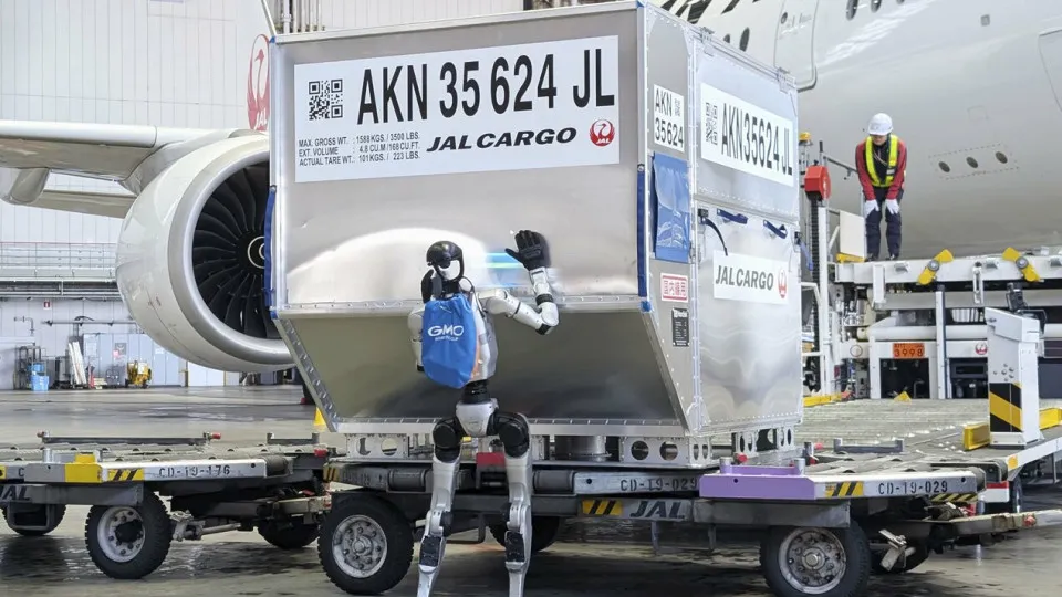 Japão testa robôs humanoides para transportar bagagens em aeroporto