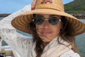 Jessica Alba posta fotos de biquíni em viagem com a família