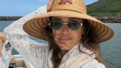 Jessica Alba posta fotos de biquíni em viagem com a família