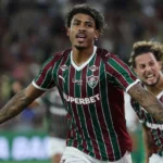 John Kennedy decide, Fluminense vence Chape e se mantém perto dos líderes