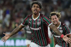 John Kennedy decide, Fluminense vence Chape e se mantém perto dos líderes