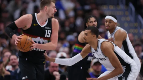 Jokic leva a melhor sobre Wembanyama e decide vitória do Nuggets contra Spurs na NBA