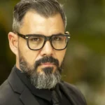 Juliano Cazarré cria 'encontro de homens' e é criticado por famosos