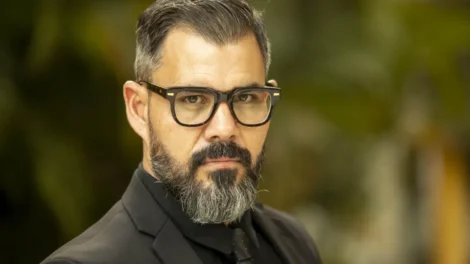 Juliano Cazarré cria 'encontro de homens' e é criticado por famosos