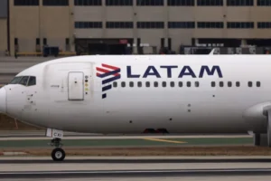 Latam terá classe executiva com assento-cama em aviões de corredor único