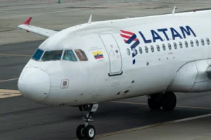 Latam teve 84 voos cancelados e 10 mil passageiros afetados por pane em SP