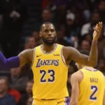 LeBron James é 1º pai a jogar com filho em playoffs da NBA, anota double-double e Lakers ganham