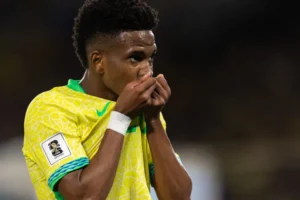 Lesão na coxa pode tirar Estêvão da Copa do Mundo