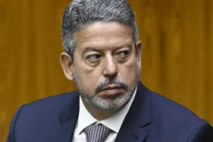 Lira compra jatinho de US$ 1 milhão em sociedade com empresário do agro