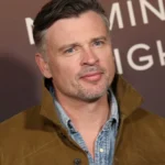 Longe de Hollywood, Tom Welling, de 'Smallville', cria cavalos em rancho nos EUA