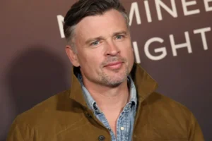 Longe de Hollywood, Tom Welling, de 'Smallville', cria cavalos em rancho nos EUA