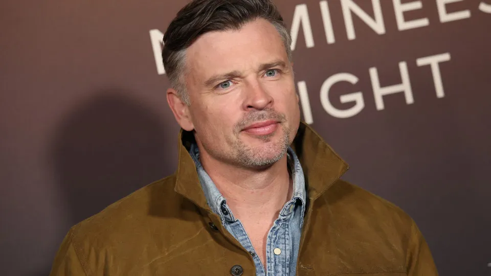 Longe de Hollywood, Tom Welling, de 'Smallville', cria cavalos em rancho nos EUA