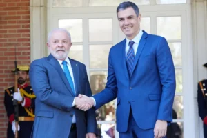 Lula inicia viagem pela Europa e é recebido por Sánchez na Espanha