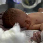 Mãe que torturava bebê de 20 dias para se vingar do pai é condenada