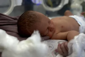 Mãe que torturava bebê de 20 dias para se vingar do pai é condenada