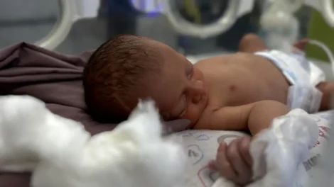 Mãe que torturava bebê de 20 dias para se vingar do pai é condenada