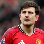 Maguire recusa proposta milionária e renova com o Manchester United