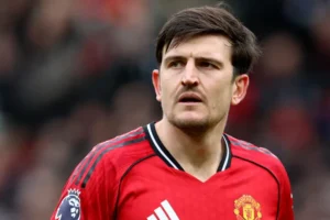 Maguire recusa proposta milionária e renova com o Manchester United