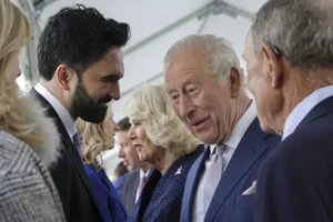 Mamdani tenta "encorajar" Charles III a devolver diamante à Índia