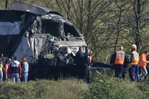 Maquinista de trem morre em colisão com caminhão na França; há 27 feridos