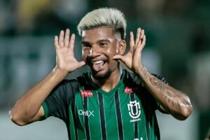 Maringá vira para cima da Ferroviária, estreia com vitória e dorme líder da Série C