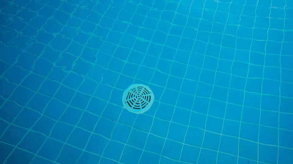 Menina de 12 anos morre após cabelo ser sugado por ralo de piscina em SP