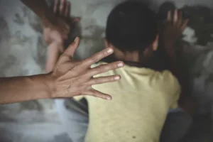 Menino é resgatado nu e desnutrido após quase dois anos preso em van