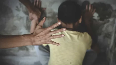 Menino é resgatado nu e desnutrido após quase dois anos preso em van