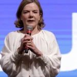 'Misógino arrogante da extrema direita', diz Gleisi sobre conselheiro de Trump que criticou brasileiras