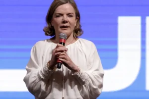 'Misógino arrogante da extrema direita', diz Gleisi sobre conselheiro de Trump que criticou brasileiras