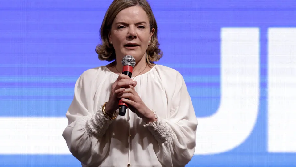 'Misógino arrogante da extrema direita', diz Gleisi sobre conselheiro de Trump que criticou brasileiras