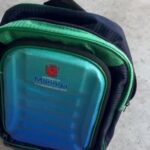 Mochila escolar distribuída pela Prefeitura de Maringá é encontrada no lixo; situação gera indignação nas redes sociais