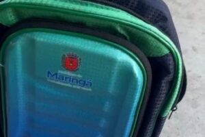 Mochila escolar distribuída pela Prefeitura de Maringá é encontrada no lixo; situação gera indignação nas redes sociais